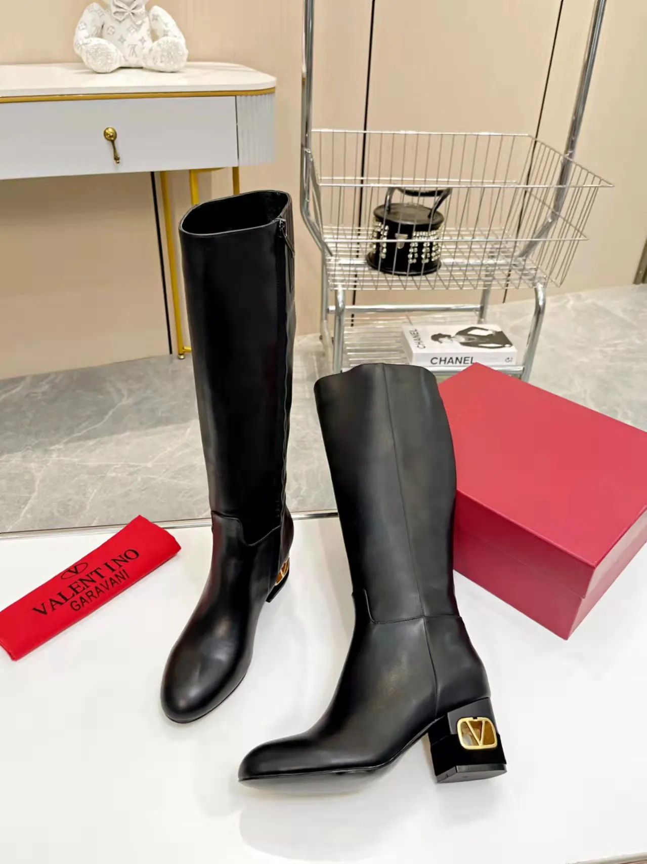 👟👟Ex-factory price 740👟👟 Genuine leather sole +40🆕 Valentino. Valentino autumn and winter fashion women's boots: Comfortable and versatile on the upper feet, showing long legs, Fabric: Imported first-layer cowhide ⚡The most popular V buckle ⚡Inside feet all genuine leather Code number: 35−40 (Customized size 41) Boot height: 15 inches